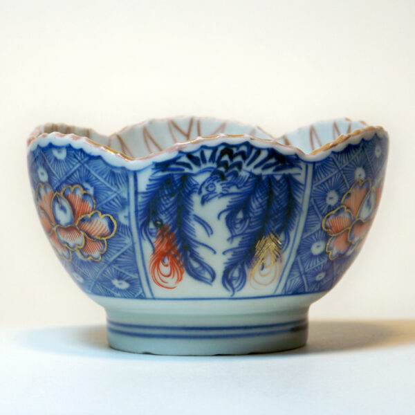 Small Lobbed Imari Bowl with Pie Crust Rim