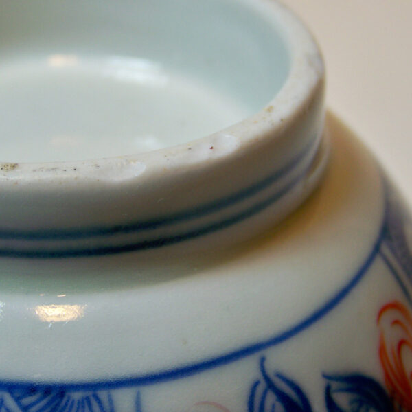 Small Lobbed Imari Bowl with Pie Crust Rim base detail