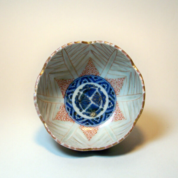 Small Lobbed Imari Bowl with Pie Crust Rim interior