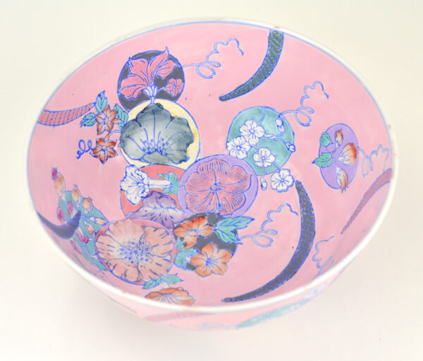 Pink enamel Chinese bowl with flower decorations