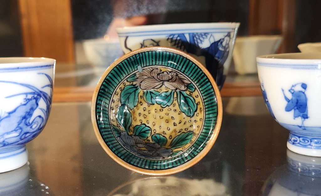 Kutani ware sake cup inside