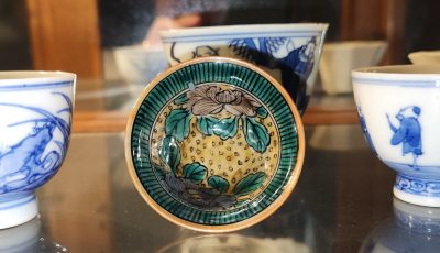 Kutani ware sake cup inside